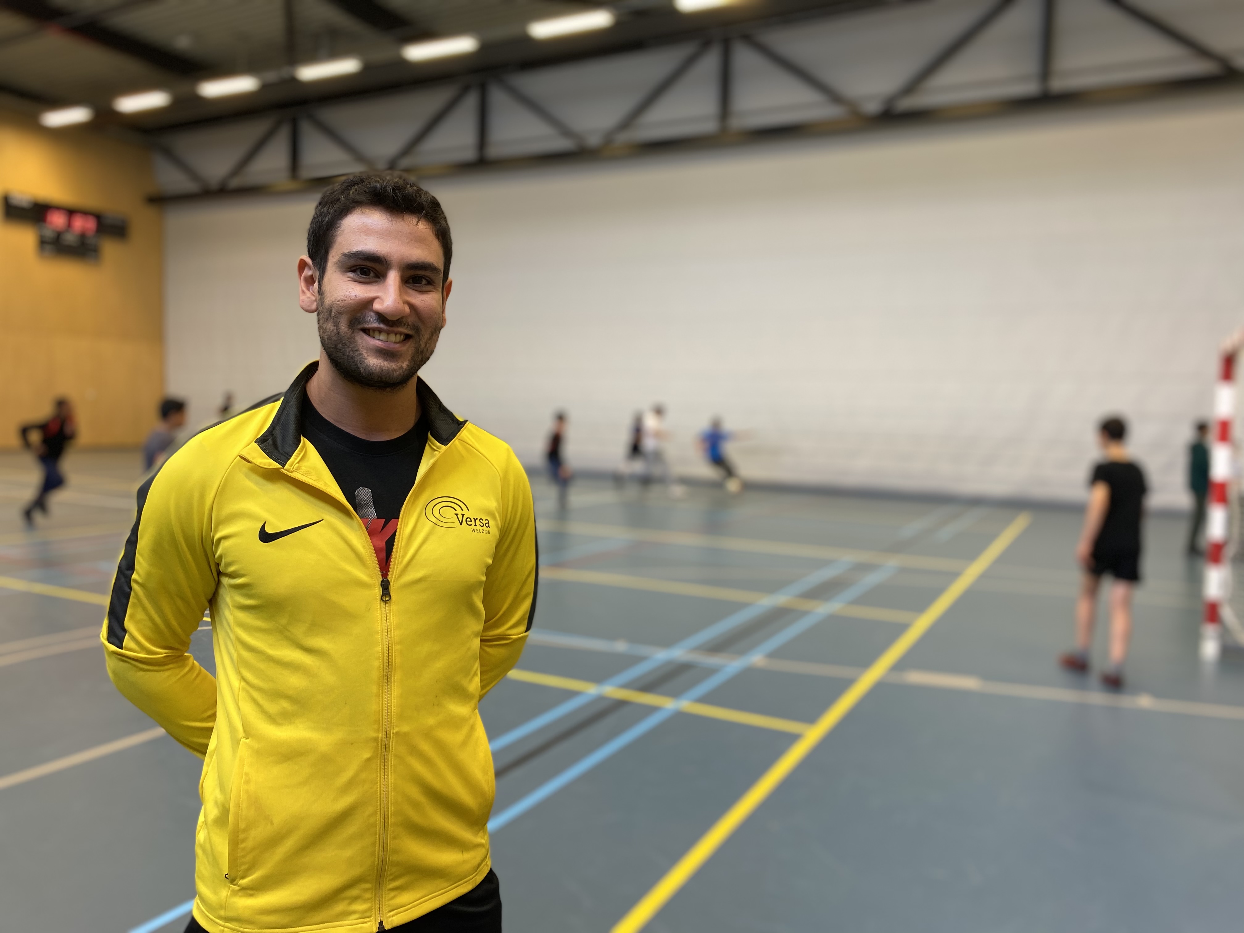 Jongerenwerker Mert Kilickaya tijdens een wijkverbindende zaalvoetbalactiviteit in Sporthal de Lieberg